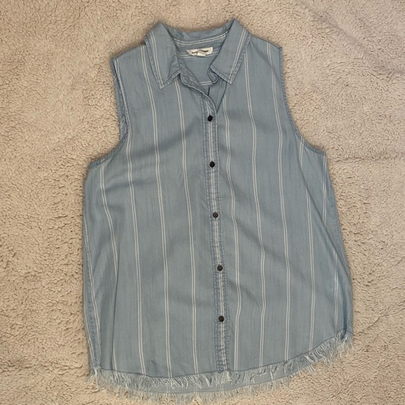 BeachLunchLounge button up tank - Picture 1 of 7